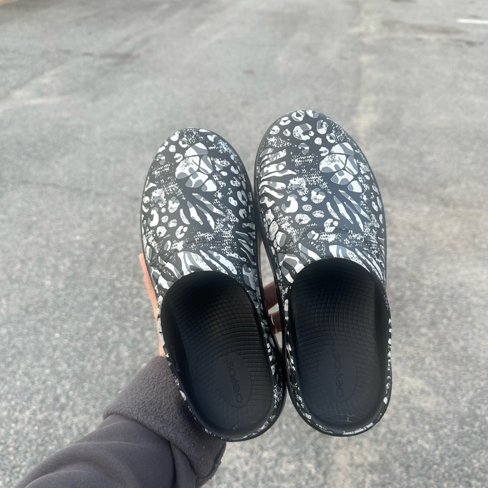 OOFOS Monochrome Patterned Clogs - image 2